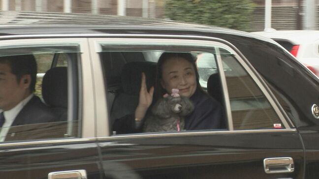 三笠宮家の信子さま きょうから高輪皇族邸に仮住まい　愛犬を抱いてお引っ越し 2009年から住む宮内庁分庁舎の改修に総額13億円　2025年度から2年かけて工事へ|TBS NEWS DIG