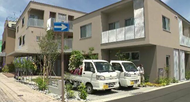 街のにぎわいづくりに期待集まる…長野・駒ヶ根市の中心部に新たな複合施設完成…商店街に誕生した「本町テラス」店舗と賃貸住宅が一体となった3階建て…敷地内を通り抜けられる通路や、周囲に設置されたベンチも|TBS NEWS DIG
