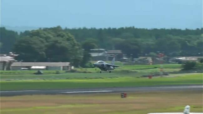 鹿児島空港で航空自衛隊・練習機がタッチアンドゴー訓練|TBS NEWS DIG