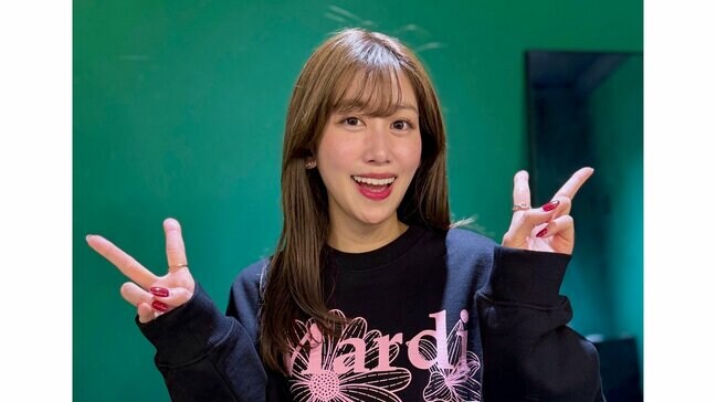 【 中川安奈 】 「妹がプレゼントしてくれたスウェットでお仕事へ🖤」「私はもっとポーズを勉強せねば！」　マネージャーの撮影センスに感謝|TBS NEWS DIG