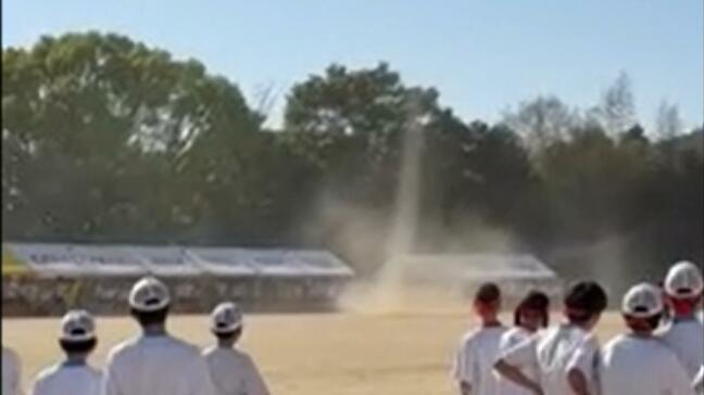 体育祭グラウンドで「つむじ風」か　高さ10mの突風が巻き上がる瞬間　直前まで”無風だった”【長崎日大中学・高校】|TBS NEWS DIG