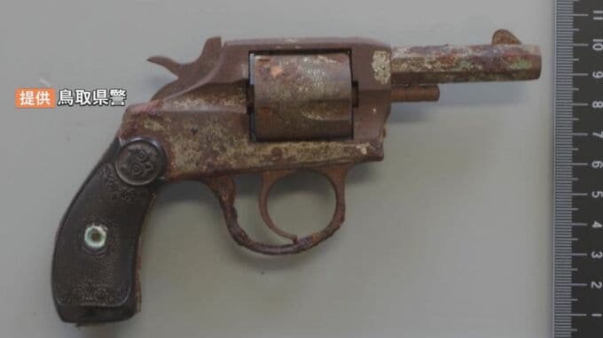 空き家で見つかった拳銃？にフクロウの紋章　アメリカ・アイバージョンソン社製1800年代の拳銃の可能性も　|　BSSニュース | BSS山陰放送