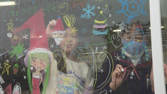 教室の窓に児童がお絵描き　テーマはクリスマス　|　山口のニュース・天気・防災｜tys NEWS｜ｔｙｓテレビ山口