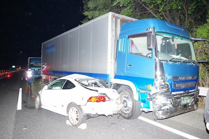 大型トラックと乗用車が衝突　アメリカ海兵隊員の男性（21）が死亡　山陽道（広島岩国道路）で一時通行止め【県警写真】　|　RCC NEWS | 広島ニュース | RCC中国放送