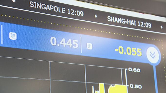 長期金利急低下　一時0.385%に　日銀の大規模金融緩和の維持の発表で