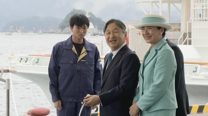 天皇皇后両陛下　三重県で「全国豊かな海づくり大会」魚の放流や海上歓迎行事　「釣れちゃうね」笑顔で周囲に竿を向け|TBS NEWS DIG
