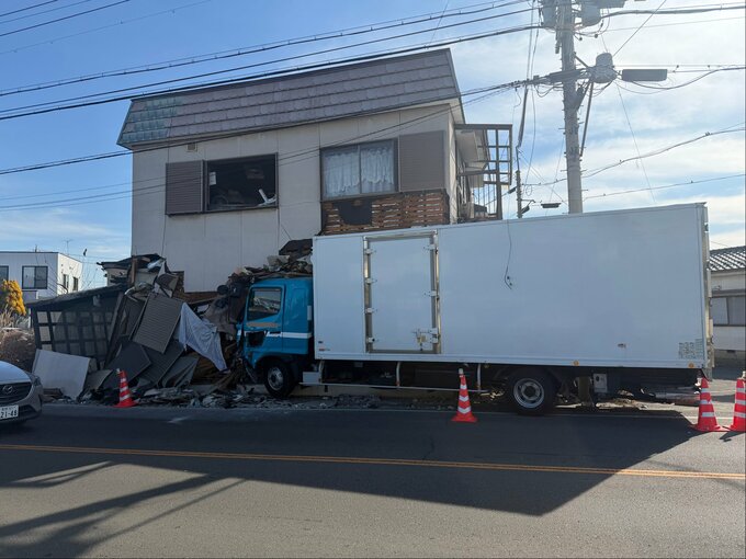 あわや…トラックが県道脇の民家に突っ込む　被害に遭った住宅は「空き家」　住人はおらず　女性運転手がけが　長野|TBS NEWS DIG