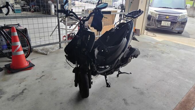 オートバイ原形とどめず　「右直事故」で車と衝突、17歳が死亡　二人乗りの同乗者が現場から逃走|TBS NEWS DIG