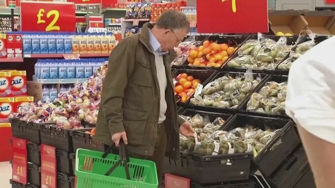 英・消費者物価指数10％超　高水準続く　物価高受けスト相次ぐ