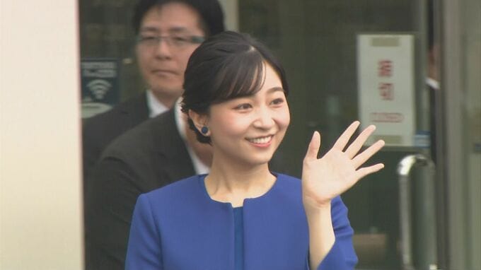 秋篠宮家の次女 佳子さま「全国高校生手話パフォーマンス甲子園」出席のため鳥取県に到着　笑顔で出迎えの人たちに|TBS NEWS DIG