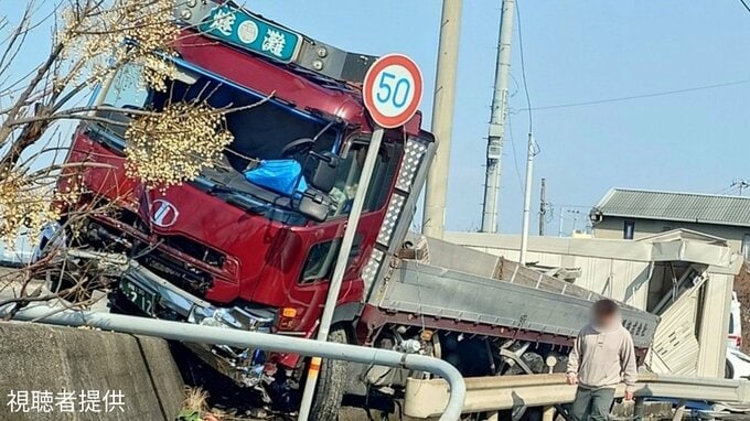 【速報】国道11号で大型トラックが道路脇の建物に衝突　1人を救急搬送　激しく折れ曲がった道路標識【香川 /  視聴者提供画像】|TBS NEWS DIG