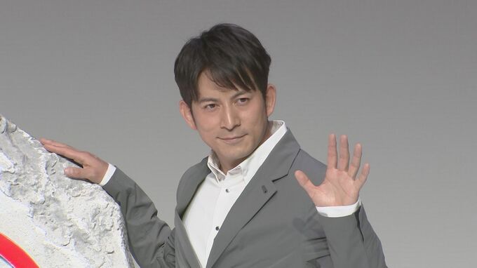 【岡田准一】スーツ姿で初クライミング　崖下り登場も“お手のもの”|TBS NEWS DIG