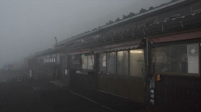 富士山　山開き　８合目は雨模様でご来光は見えず　山梨県側の吉田ルート　|　山梨のニュース | ＵＴＹテレビ山梨