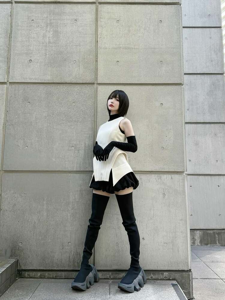 激レア あのちゃん あ、無の無 マスクカバー ano あのちゃん 】 黒ミニスカの〝小悪魔スタイル〟 レッドカーペットで