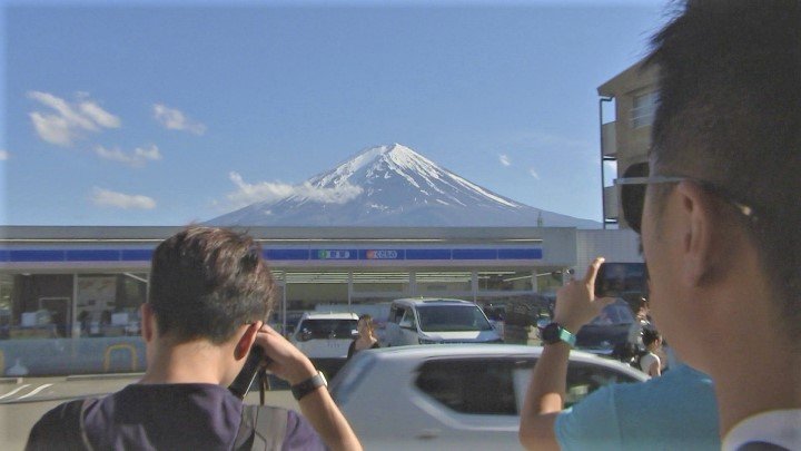 富士山を隠す黒幕の設置工事はじまる　人気の撮影スポット　観光客の迷惑行為に町が対策