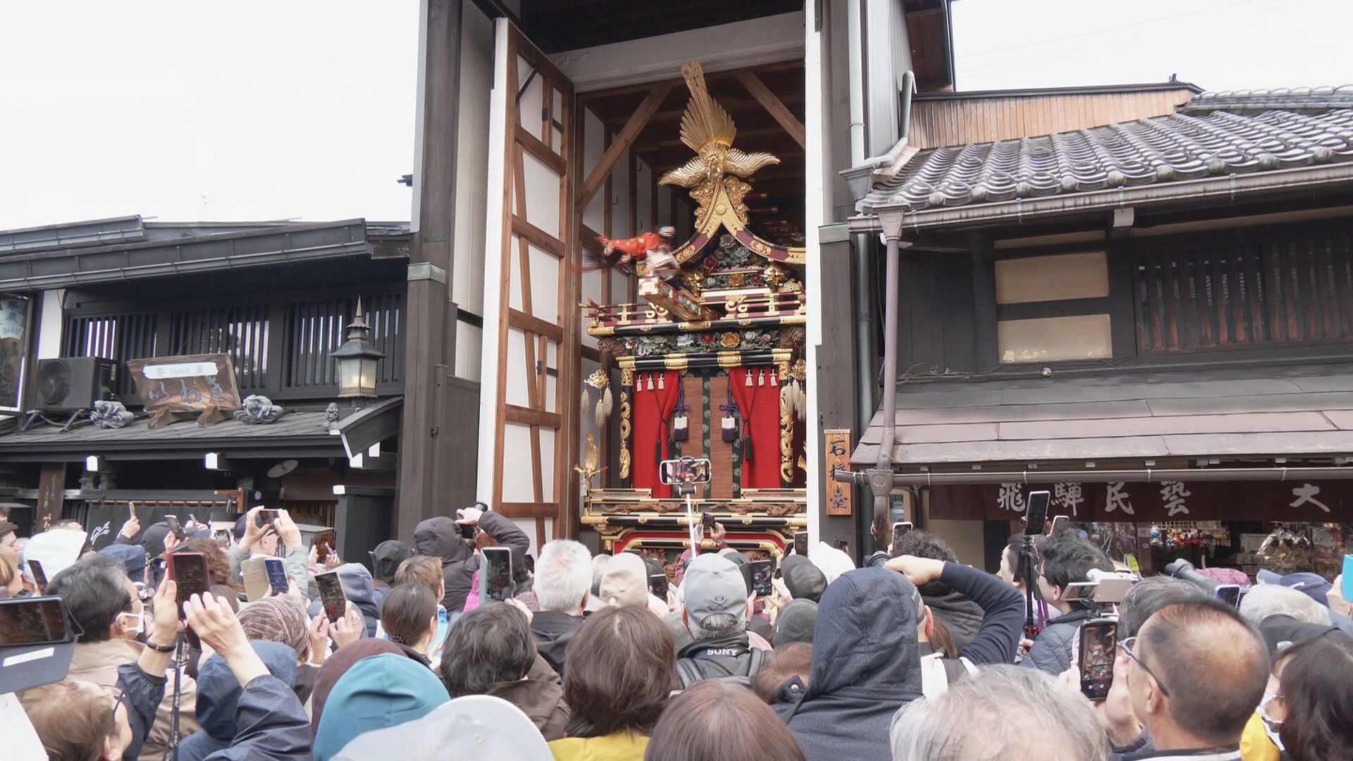 2日目を迎えた春の高山祭は朝から雨に  祭屋台の曳き揃えは中止となり蔵の中で｢からくり奉納｣を披露  岐阜
