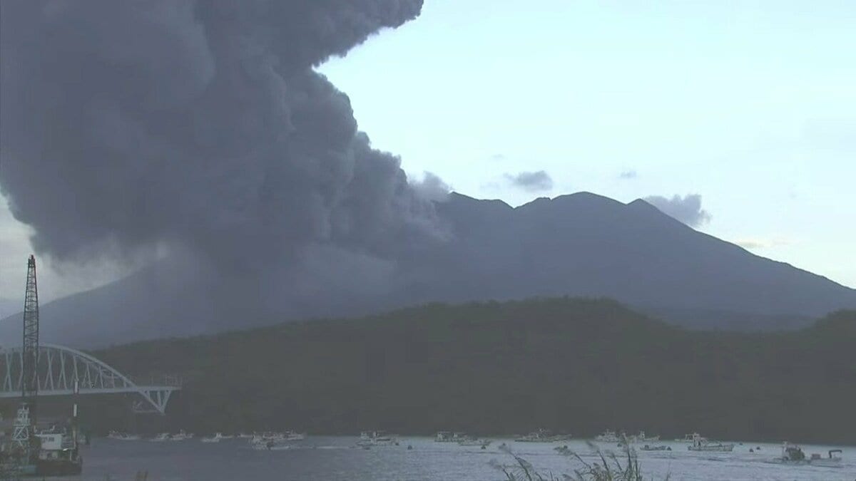 桜島で爆発 噴煙900m【きょう18日の降灰予報】鹿児島・宮崎 | TBS