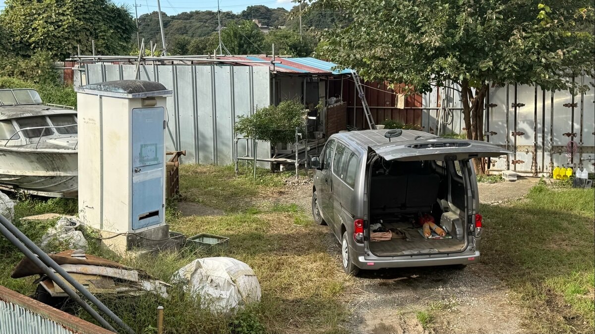 小6男児らを鎌持って追いかけ…うち2人を車に乗せ監禁か 77歳男逮捕　大声を注意し…