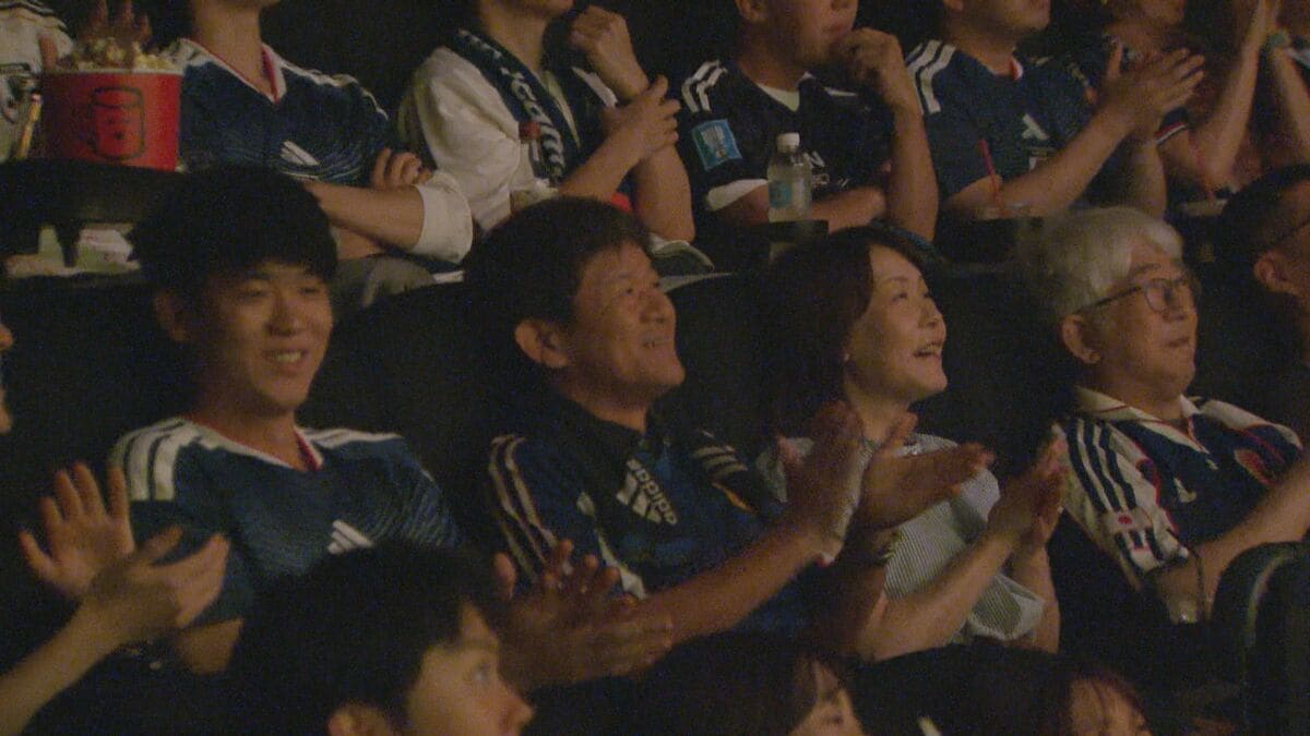 サッカーワールドカップ 日本vsスウェーデン 名古屋の映画館からもサポーターが全力応援！ ｢最高の景色をみんなで見られたらいいな｣ 