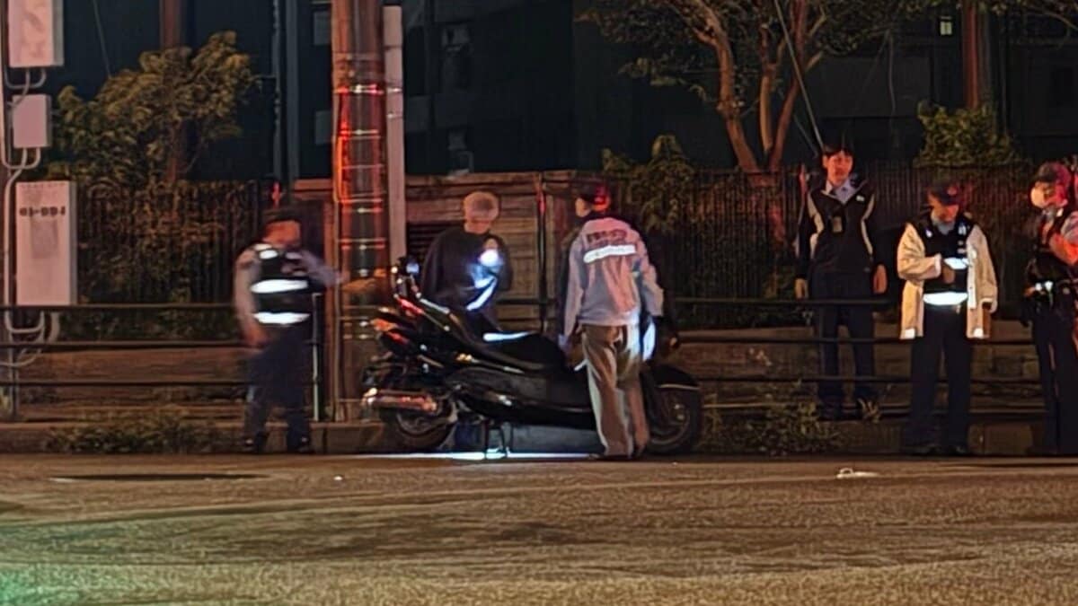 14歳から17歳がオートバイに3人乗り　パトカー振り切り逃走の末に転倒、女子中学生が顔面打撲などの軽傷