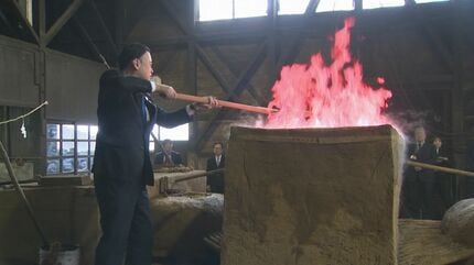 三日三晩かけて鉧（けら）と呼ばれる鉄の塊を作り、日本刀の原料・玉鋼