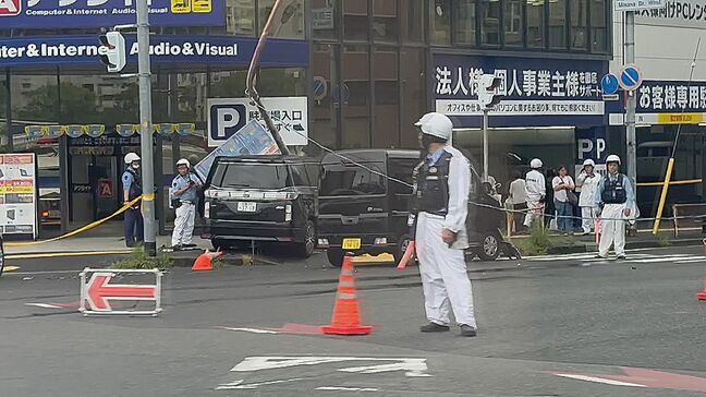 車同士の右直事故か はずみで車が街灯に衝突 街灯が激しく損傷し周辺は交通規制 広島・西区|TBS NEWS DIG