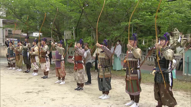 還暦は”第二の人生の出陣”　飯盛神社で「鎧着初めの式」重さ約20キロの鎧や兜をまとい儀式|TBS NEWS DIG