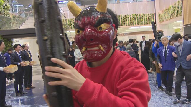 「初めての豆まき、緊張しました」留学生が鬼に扮し市役所で豆まき　福岡市|TBS NEWS DIG