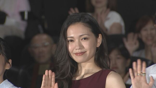 【二階堂ふみ】カズレーザーと結婚後初の公の場、報道陣の祝福コメントに笑顔|TBS NEWS DIG