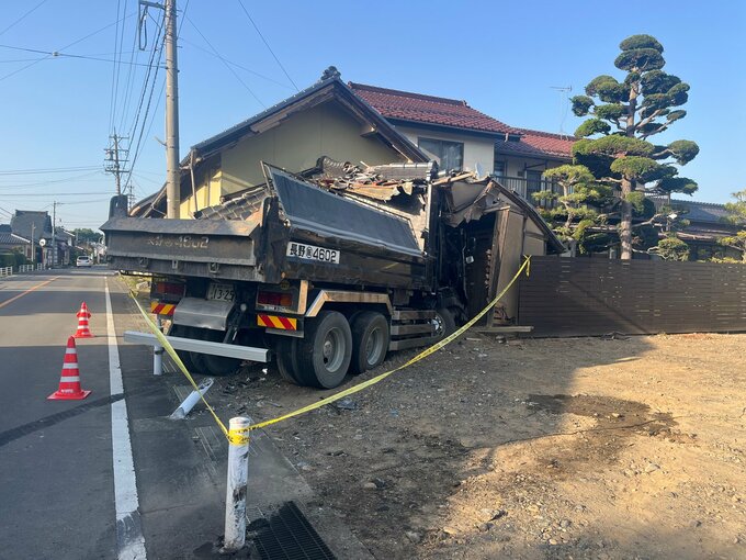 ダンプカーが軽乗用車と衝突　事故のはずみで民家に突っ込む　土蔵の一部が壊れる　ダンプカーが対向車線にはみだしたか　長野・須坂市　|　SBC NEWS | 長野のニュース | SBC信越放送