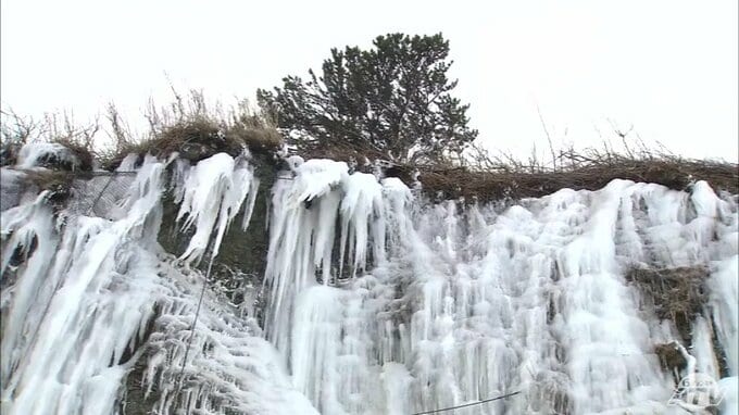 厳しい寒さ　だからこそ生まれた自然の芸術「氷のカーテン」　深浦町千畳敷海岸　|　青森のニュース│ATV NEWS│青森テレビ