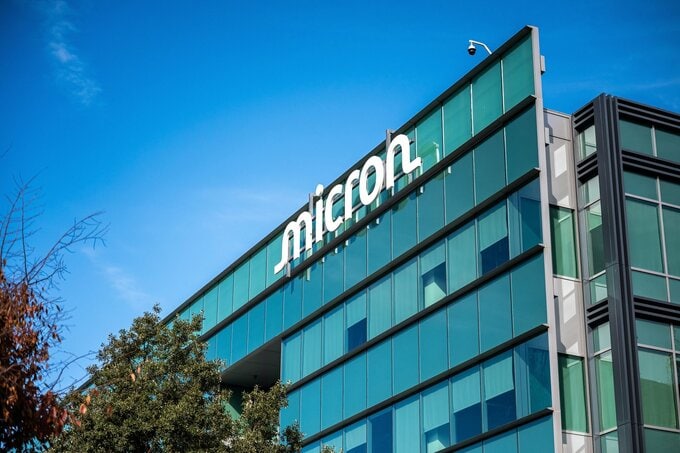 マイクロン時価総額1兆ドル突破、AI需要追い風に1.8兆ドル到達予想も