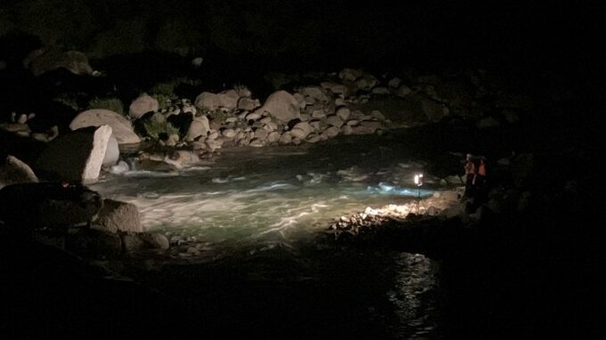 川遊びの10代後半の男性が流され岩場にはまる　救助活動は18日の朝に再開の見通し　山梨　|　山梨のニュース | ＵＴＹテレビ山梨