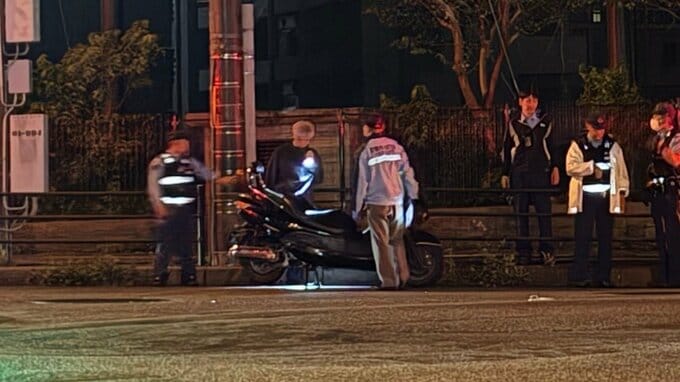 14歳から17歳がオートバイに3人乗り　パトカー振り切り逃走の末に転倒、女子中学生が顔面打撲などの軽傷|TBS NEWS DIG