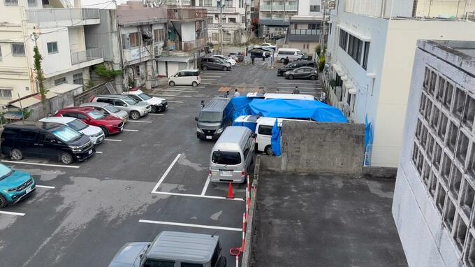 駐車場の車内で死亡していた男性は米軍の海兵隊員と判明　手には拳銃のようなもの|TBS NEWS DIG