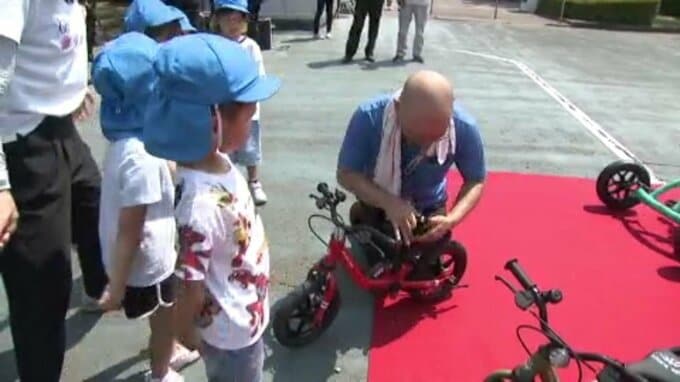 オランダの三輪車やキックバイクとの二刀流自転車… 砥部町陶街道ゆとり公園におもしろ自転車が寄贈 家族と出かけるきっかけに|TBS NEWS DIG