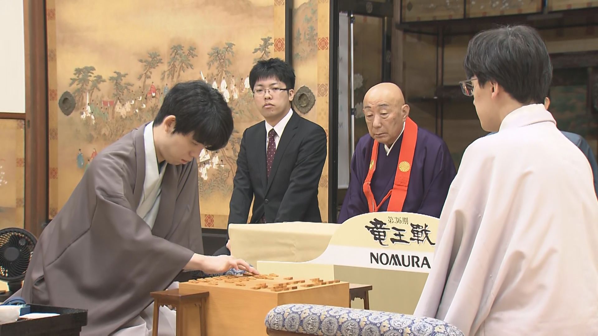 藤井聡太八冠防衛の対局が再開 竜王戦第2局2日目　同い年・伊藤匠七段の封じ手は「3七歩成」  