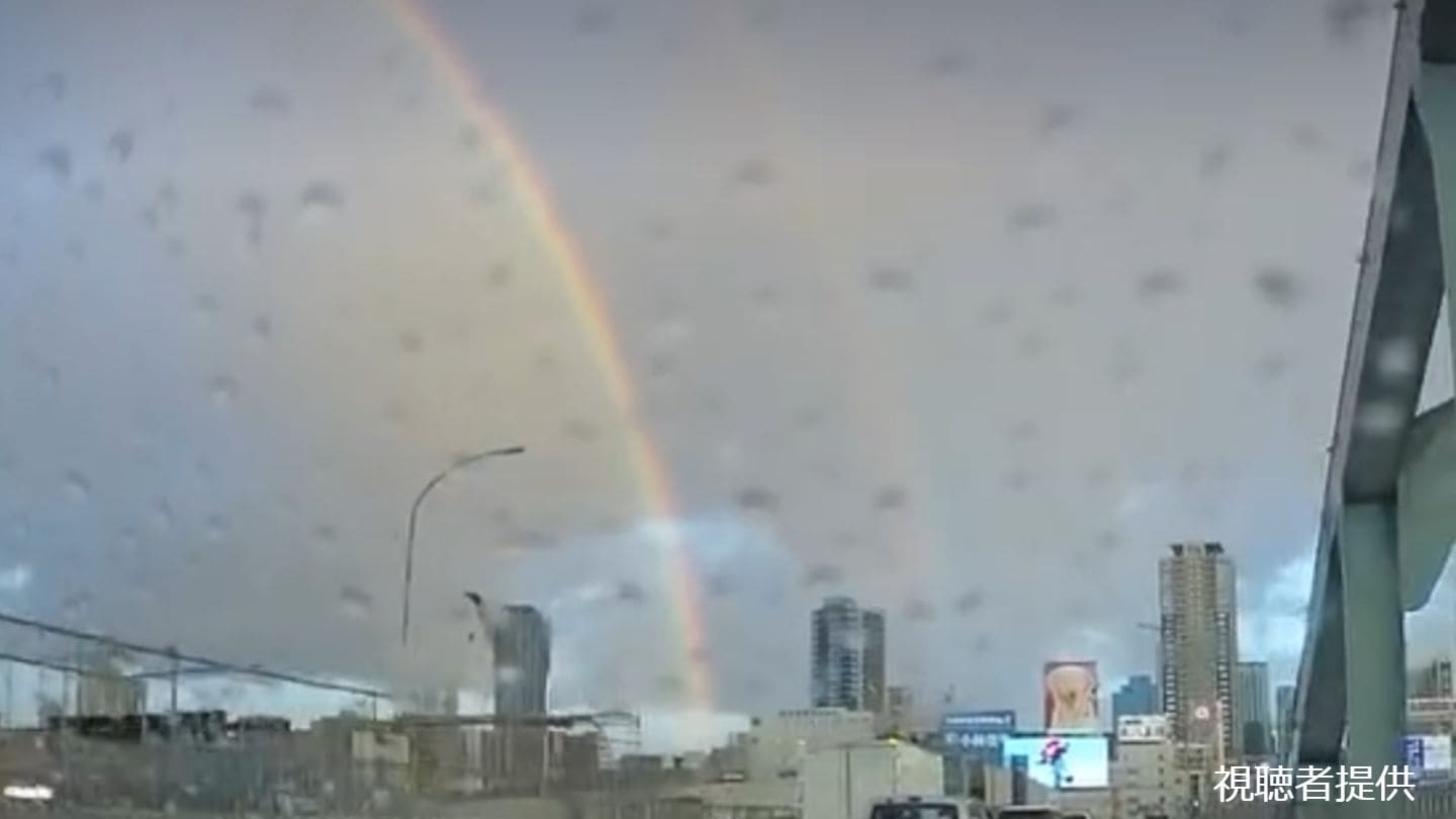 幸せを呼ぶ「ダブルレインボー」 条件がそろった時しか見ることが