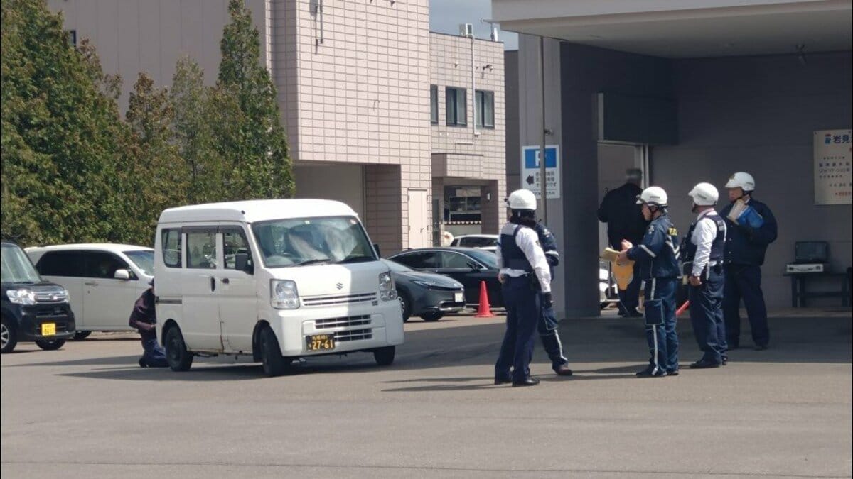 病院駐車場で80代女性がバックしてきた軽ワゴン車にひかれ下敷きに