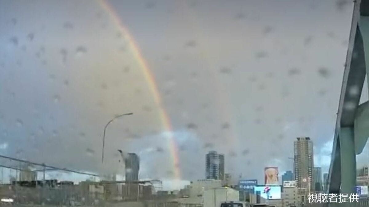 幸せを呼ぶ「ダブルレインボー」 条件がそろった時しか見ることが