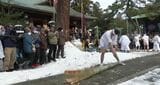 青竹を石畳に叩きつけ、20mの大縄に見立てた大蛇を退治する奇祭「御願神事」|TBS NEWS DIG