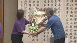 玉城知事64歳の誕生日迎える 花キューピットが花束を贈呈|TBS NEWS DIG