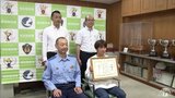 下着姿で道路歩く5歳男の子を保護 子どもの不安な気持ちを和らげたのは「おばけなんてないさ♪」警察が来るまで30分間抱っこして男の子を守った23歳の男性に感謝状|TBS NEWS DIG