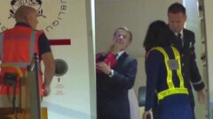 フランス・マクロン大統領が顔を手で押される一幕　押したのは妻のブリジットさん　「妻と冗談を言っただけだ」と釈明| TBS CROSS DIG with Bloomberg