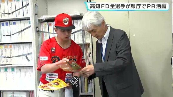 高知ファイティングドッグス全選手が高知県庁でPR活動　阪神戦チケットなど販売…チケット7枚とユニフォーム購入の爆買い職員も　|　高知のニュース・天気｜KUTV NEWS | KUTVテレビ高知