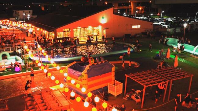 「気持ちよくて楽しい」ナイトプールにバラエティ豊かな夜の屋台　コストコ隣接のfumottoでナイトマーケット　山梨|TBS NEWS DIG