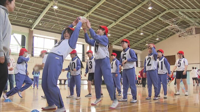 「意外と楽しい」「楽しさわかってきた」小学校でラグビー体験会　7人制女子ラグビー国際大会開催の福岡県北九州市|TBS NEWS DIG