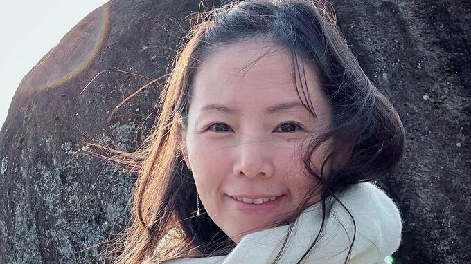 【小西真奈美】「長寿岩」で「色んな悩みはちっぽけ」爽やかな笑顔で「色んなエネルギーを吸収」|TBS NEWS DIG