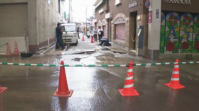 【速報】京都市の商店街の道路が水浸しに ６時間以上経っても水が止まらず　午後11時から断水して修繕作業へ　周辺住民に影響　京都・伏見区　|　MBSニュース | 関西の最新ニュースを分かりやすく。