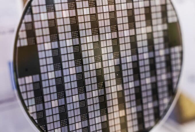 エヌビディアと提携の鴻海、銀行融資11億ドル確保－ＡＩブーム追い風